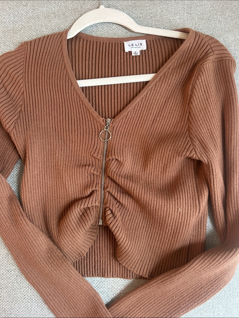 Le Lis Ribbed V-Neck Zip Front Sweater in Warm Brown